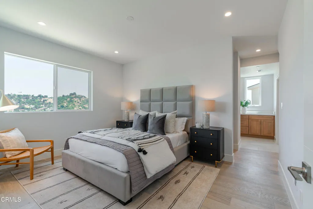 3874 W Point Drive, Los Angeles, California 90065 home-pic-23